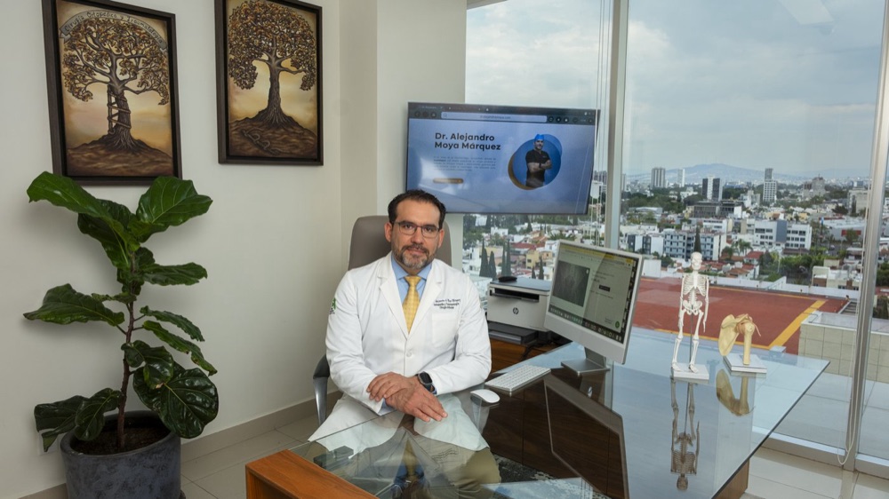 Dr. Alejandro Moya Márquez en su consultorio